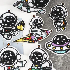 Gedetailleerd overzicht van diverse geborduurde astronaut en UFO strijkpatches