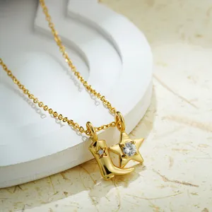 Primo piano della collana con ciondoli a stivale da cowboy e stella in oro 18k con zirconi