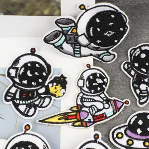 Macro-weergave van de fijne textuur van schattige astronauten geborduurde strijkpatches.