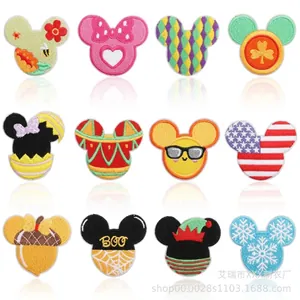 Toppe ricamate a forma di Mickey con vari motivi a tema colorati per decorazione.