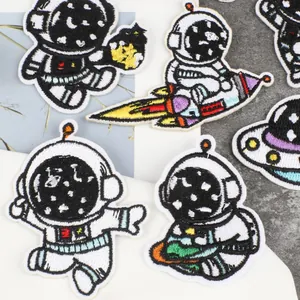 Detailweergave van verschillende schattige geborduurde astronaut- en UFO-patches.