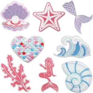 Collezione dettagliata di toppe ricamate tema sirena e mare in vari colori