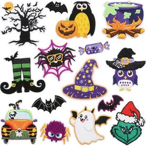 Vista dettagliata di varie toppe ricamate colorate per Halloween