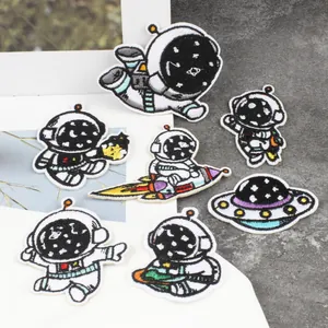 Gedetailleerde close-up van kleurrijke astronauten- en UFO-geborduurde strijkpatches