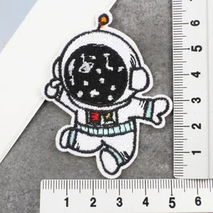 Gedetailleerde weergave van de geborduurde astronautenpatch met liniaal voor de maat