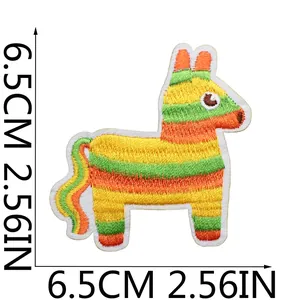 Größendetail eines farbenfrohen mexikanischen Piñata-Aufnähers mit 6,5 cm Maßen