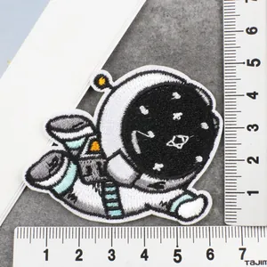 Gedetailleerde close-up van een geborduurde astronautenpatch met een liniaal voor maat