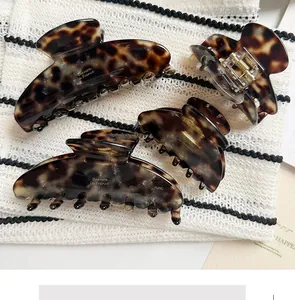 Vue détaillée de pinces à cheveux élégantes en acétate écaille de tortue de différentes tailles