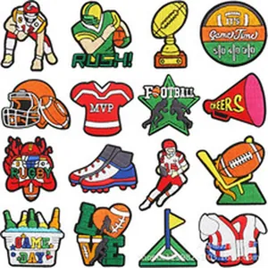 Vista dettagliata di vari patch ricamati in ciniglia a tema football americano sport