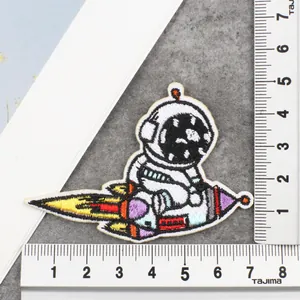 Detailweergave van schattige astronautenborduurpatch met liniaal voor de maat