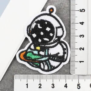 Gedetailleerd overzicht van schattige astronauten-strijkpatch met maatschaal