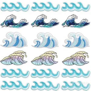 Set di varie toppe ricamate con onde dell'oceano nei toni del blu e del viola