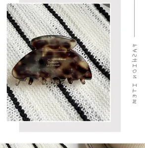 Vue détaillée d'une grande pince à cheveux en acétate écaille de tortue