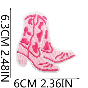 Détail de l'écusson thermocollant bottes de cow-boy roses avec dimensions 6,3x6cm