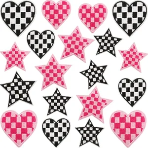 Dettaglio di toppe ricamate a cuore e stella con motivo a scacchi rosa e nero