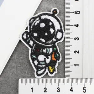 Gedetailleerd overzicht van een schattige astronaut geborduurde patch met meetlinten