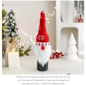 Kerstkabouter wijnfleshoes met rode gebreide muts en witte baard in feestelijke setting