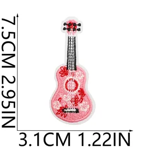 Vue détaillée d'un écusson brodé guitare rose à fleurs avec dimensions.