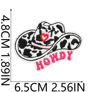 Détail de l'écusson brodé chapeau de cow-boy à motif vache avec texte HOWDY et taille