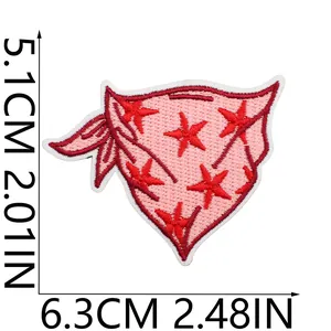 Détail de l'écusson brodé tête de vache rose avec étoiles rouges et dimensions claires