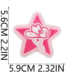 Écusson brodé chapeau de cowboy rose en étoile avec des dimensions de 5,6x5,9 cm