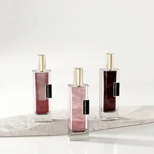 Elegante set de perfumes serie Emillie con líquido brillante en frascos de vidrio