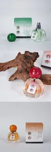 Orientalische Nischenparfüm-Kollektion mit runden Kappen und passenden Verpackungen.