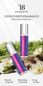 Détail des flacons de parfum à bille Tao Beauty placés dans une scène de mousse luxuriante