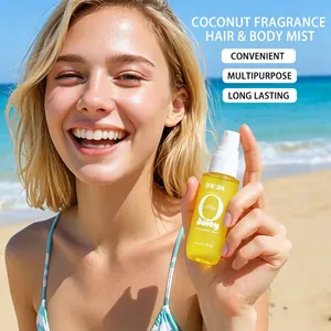Détail de la brume noix de coco DKDE pour cheveux et corps sur une plage