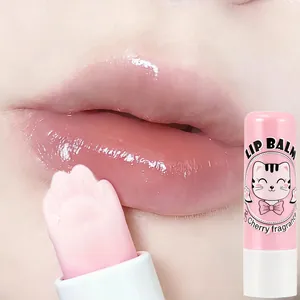 Nahaufnahme des feuchtigkeitsspendenden rosa Katzenpfoten-Lippenbalsams mit Kirschduft