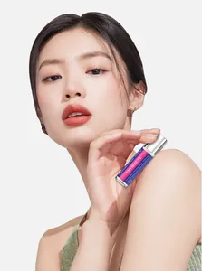 Gros plan d'un modèle tenant le parfum à bille Tao Beauty sans alcool et durable