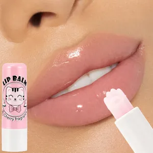 Detailaufnahme eines rosa Lippenbalsams in Katzenpfotenform mit glänzendem Effekt