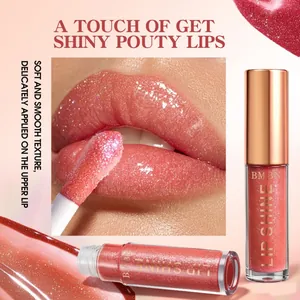 Detailansicht von perlmuttfarbenem Lipgloss mit Spiegelglanz und glatter Textur.