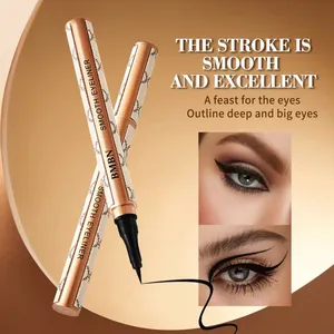 Κοντινό πλάνο λείου eyeliner με λεπτή μύτη και αδιάβροχο μαύρο αποτέλεσμα μακιγιάζ