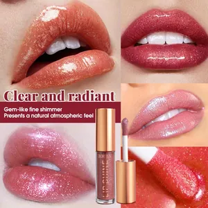 Nahaufnahme von BMBN Lipgloss mit Glitzereffekt und Schimmer auf den Lippen.