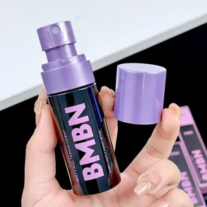 Gros plan détaillé du flacon de spray fixateur BMBN violet pour un maquillage durable.
