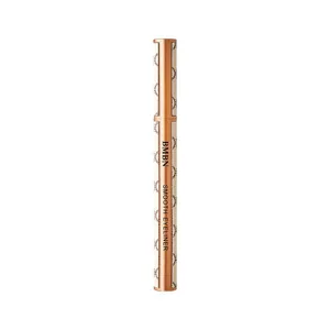 Λεπτομερής προβολή του αδιάβροχου eyeliner BMBN με ροζ χρυσό και ανάγλυφη θήκη με σχέδια