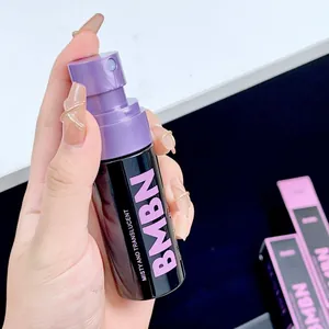 Gros plan du flacon de spray fixateur BMBN avec un fini brumeux et translucide