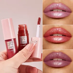 Detailansicht von schimmerndem Lipgloss und drei glitzernden Lippen-Swatches