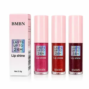 Nahaufnahme der BMBN Schimmer-Lippenglanz-Tuben mit einer passenden rosa Verpackungsbox