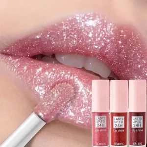 Makro-Nahaufnahme von rosa Perlglanz-Lipgloss mit Hochglanz und feinem Glitzereffekt