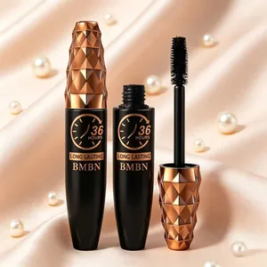 Dettaglio dello scovolino del mascara BMBN e dell'elegante cappuccio sfaccettato oro rosa