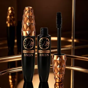 Dettaglio mascara BMBN a lunga durata con tappo geometrico dorato e applicatore