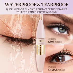 Detailansicht der wasserfesten und wischfesten Wirkung der schwarzen Mascara auf Wimpern.