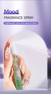 Primer plano del spray de fragancia portátil MEIDIAN mostrando el efecto de bruma