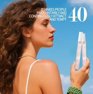 Scatto lifestyle di flaconi di profumo Tao Beauty n. 40 tenuti da una modella.