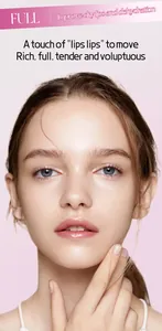Primer plano detallado de labios de modelo que muestra el efecto hidratante del bálsamo.