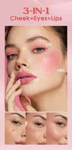 Detaillierte Nahaufnahme der 3-in-1 Mehrzweckcreme für Augen, Wangen und Lippen am Model.