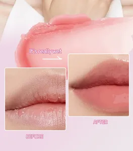 Detalle de la textura del bálsamo labial rosa y el efecto hidratante antes y después