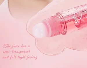 Macro-weergave van de hydraterende textuur van roze lipolie met rollerbal-applicator